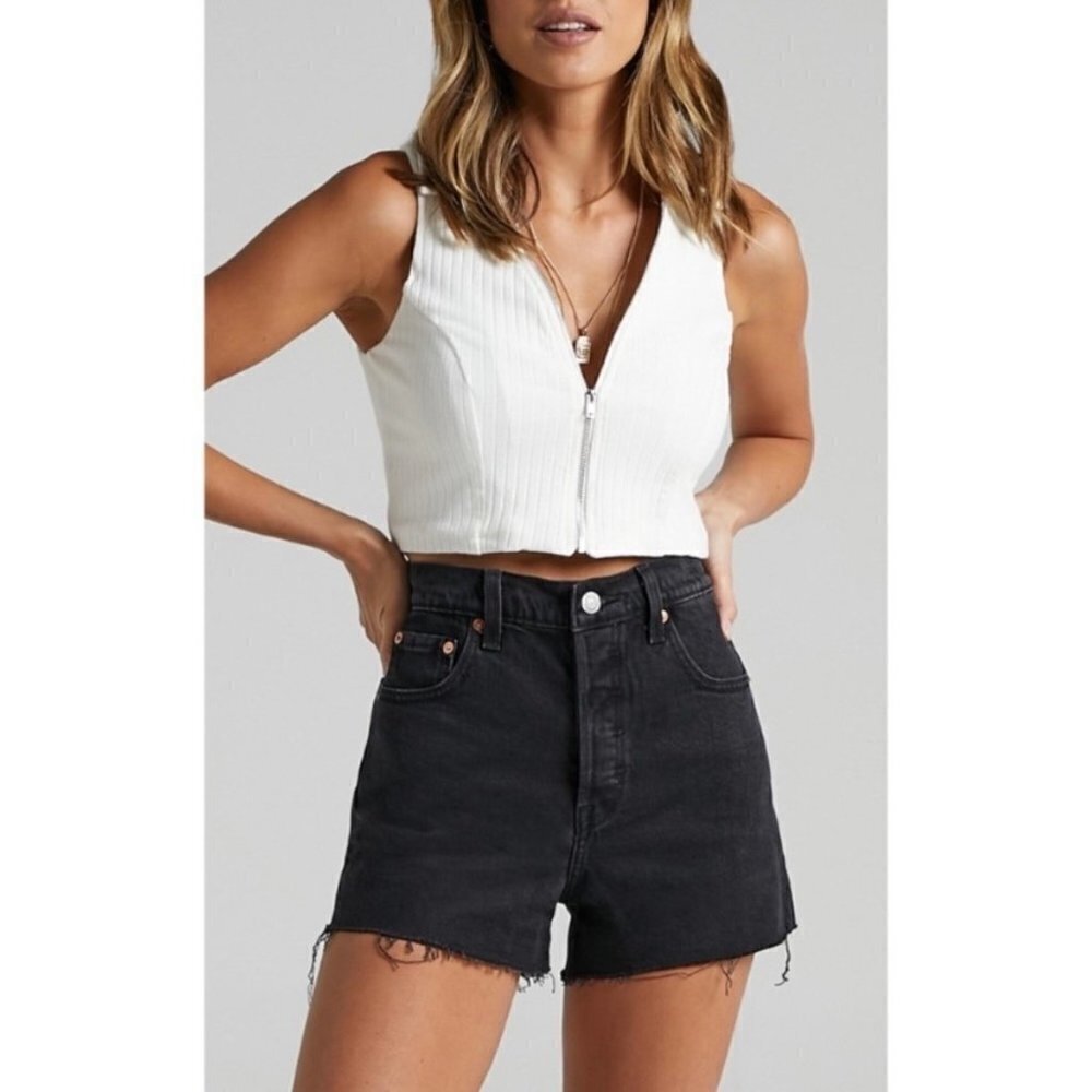 Levi's Premium Ribcage Short Black Denim Size 24 Button fly High rise raw hem